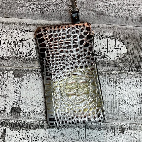 Cowhide Wristlet in a stunning alligator embossed print with golden shimmer - Picture 3 of 8